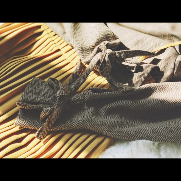 Stylenanda mock neck self-tie cuff blouse - Picture 7 of 7